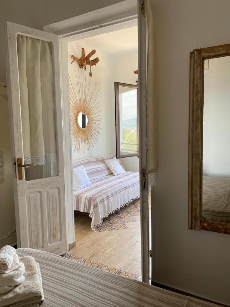 Steddueoro Bed and Breakfast Baunei Værelse billede
